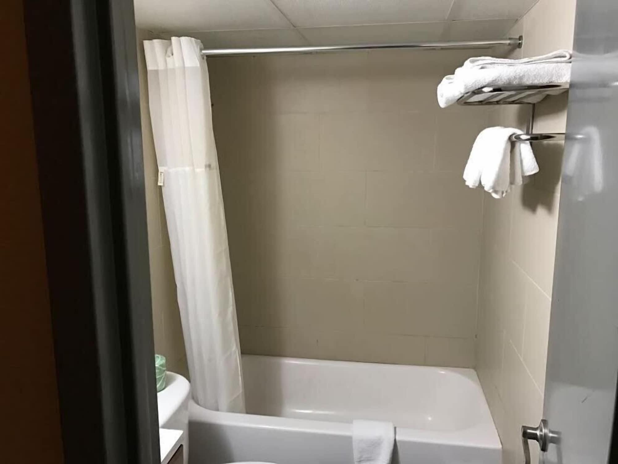 Travelodge By Wyndham Avenel Woodbridge Экстерьер фото